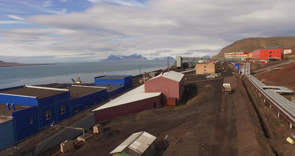 Coal Mining Settlement on the Shore of the Arctic Ocean. Сold Northern Land of Svalbard. alt