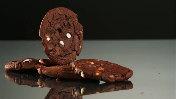 Cookies falling and bouncing in ultra slow motion 1500fps - reflective surface - COOKIES