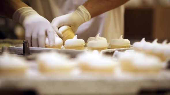 Conveyer With Ice Cream alt