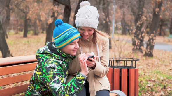 Young People Write to SMS Your Friends  alt