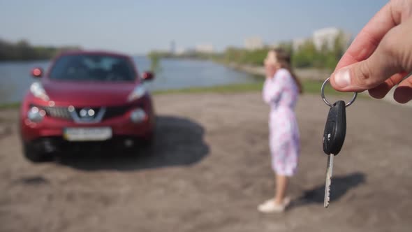 The Girl Saw a New Car