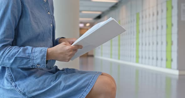 Woman read on the note at school