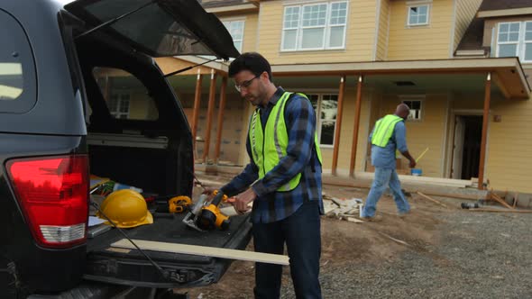 Construction worker cutting siding alt