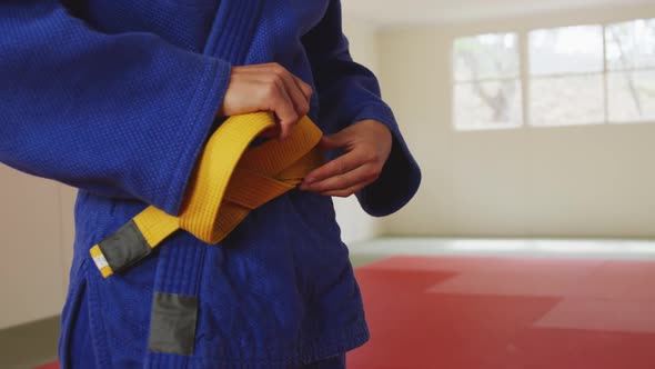 Judoka putting on the yellow belt