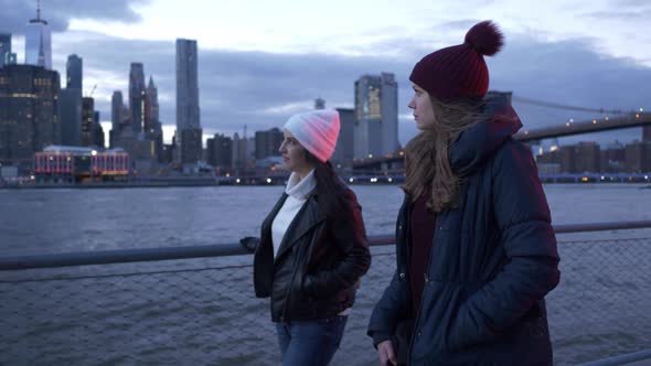 Walk Along the Hudson River with a Beautiful View Over the Manhattan Skyline