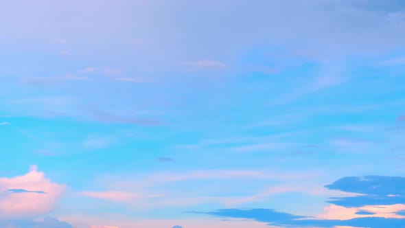 4K UHD : Timelapse of beautiful sky with clouds background alt