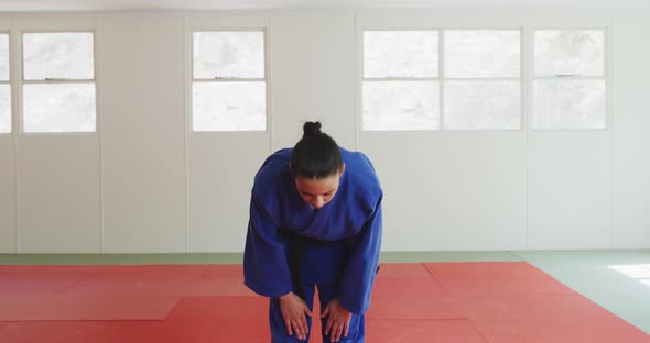 Judoka leaning in order to greet