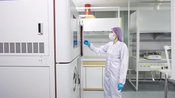 Women Work in the Lab