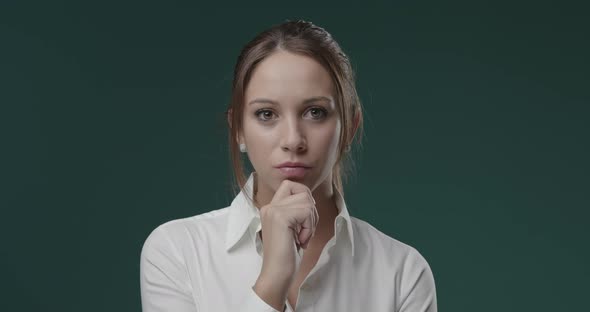 Happy businesswoman having a smart idea and pointing upwards