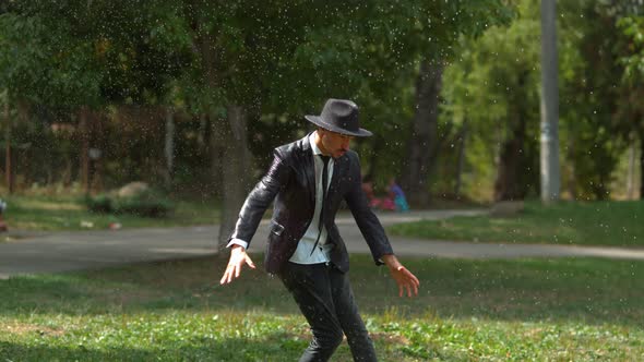 Man dancing in the rain, slow motion alt