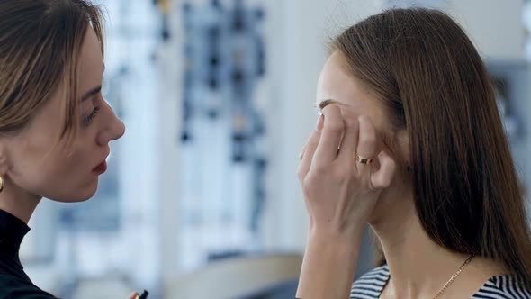 Makeup Artist Makes Makeup To Young Girl and Combs Eyebrows