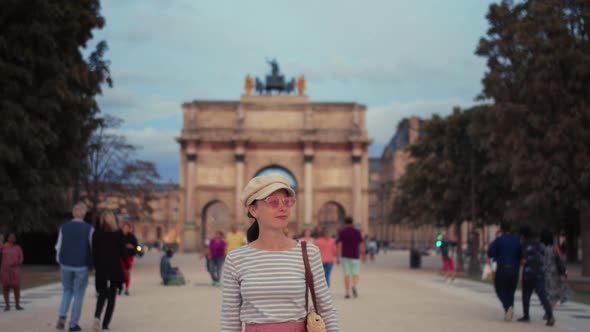 Attractive tourist by the arch at Carrousel