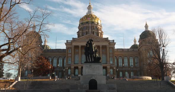 Iowa State Capitol in Des Moines, Iowa. Time lapse video.