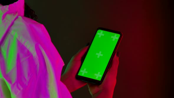 View From Behind African American Woman Holding Smartphone Green Screen Chroma Key Her Hand