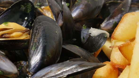 Tasty potato chips and Mytilus edulis sea food background 4K 2160p 30fps UltraHD footage - French fr