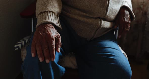Detail of the wrinkled hand of an elderly man