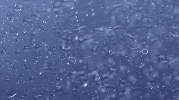 Heavy rain on window glass, Slow Motion alt