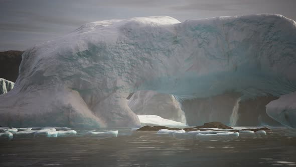 Many Melting Icebergs in Antarctica