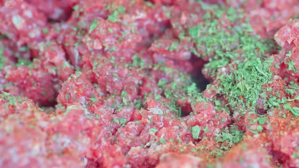 Minced meat seasoned with herbs