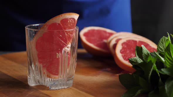 Cooking grapefruit lemonade in a glass