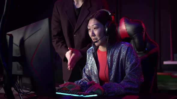 Cute Asian Woman in a Computer Club Asks the Administrator to Finish the Game She Ran Out of Time