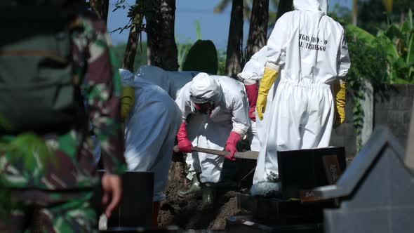 The group of Covid-19 officers in Indonesia is burying the bodies of those who have been confirmed b