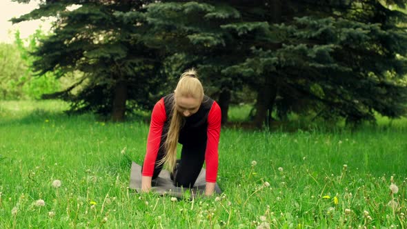 In The Knee Wrist Position, Abduction Of The Bent Leg To The Side