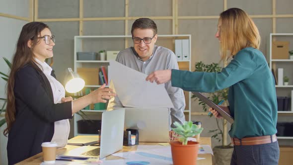 Young Pregnant Woman Works With Colleagues an A Comfortable Modern Office