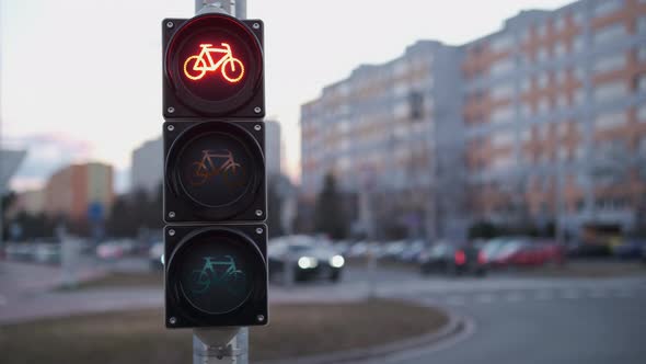 Traffic Light Gradually Changes Mode From Yellow to Green