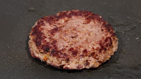 Searing beef burger on home electric grill