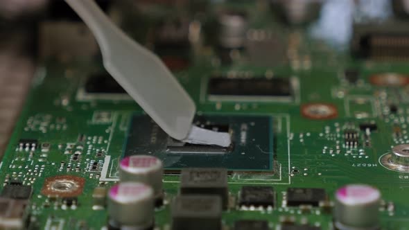 Applying Thermal Paste to the Laptop Processor