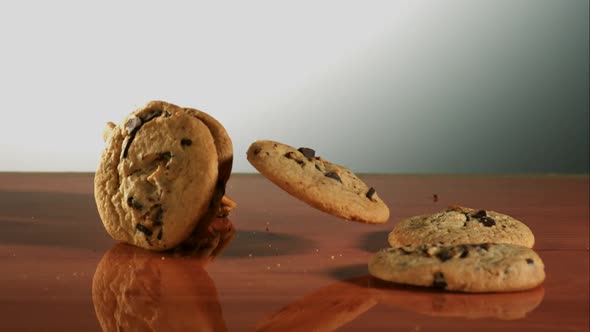 Cookies falling and bouncing in ultra slow motion 1500fps - reflective surface - COOKIES PHANTOM 