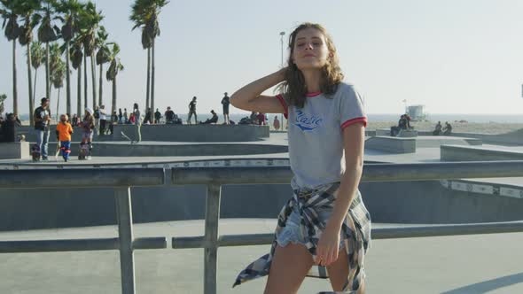Girl walking by the skatepark in Venice Beach alt