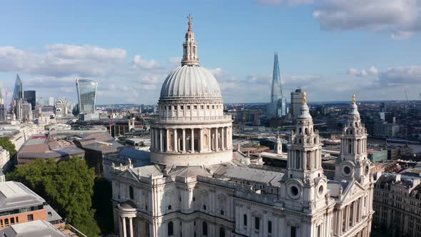 Fly Around Saint Pauls Cathedral on Ludgate Hill