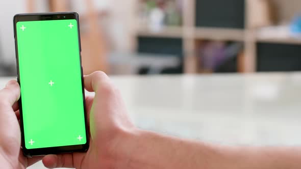 Smooth Slide Motion with a Green Screen on a Smartphone Display