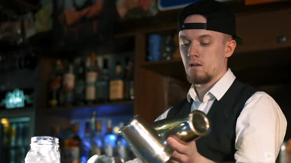 Guy-bartender Shows the Tricks