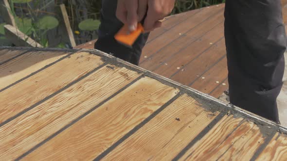 Ring residual mastic from boat roof planking with scraper