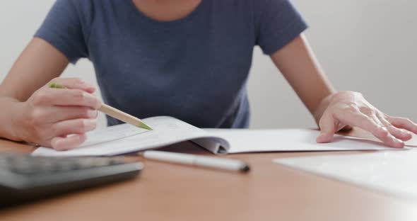 Woman read on note at home