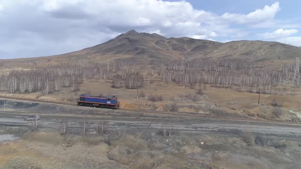 The locomotive is traveling by rail towards the factory 20