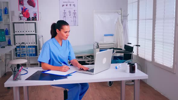 ノートパソコンで患者の健康結果を受け取る看護師 / Videohive, Stock footage, Medical