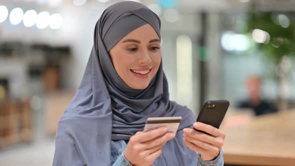 Online Shopping Success on Smartphone By Arab Woman 