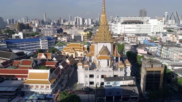 Slowing crane shot of Wat Traimit temple the golden buddha in Bangkok, Thailand