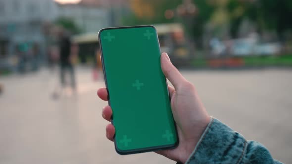 Lviv Ukraine May 6 2022 Close Up of a Woman's Hand Holding a Mobile Telephone with a Vertical Green