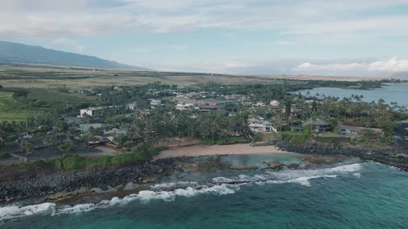 Orbital drone view of the house and building complex in the Paia region of Muai Island, Hawaii, USA.