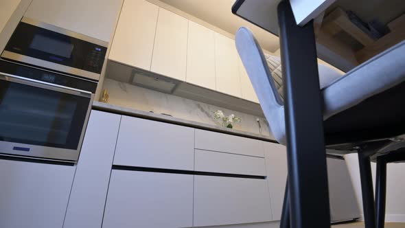 White Moden Classic Kitchen with Dining Table