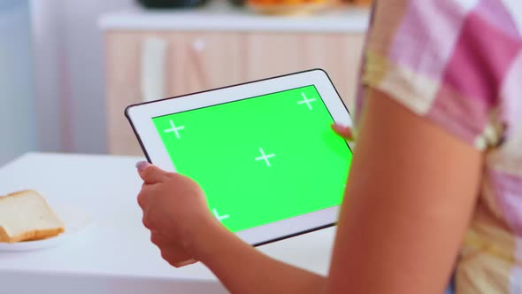 Browsing on Tablet Computer with Green Screen