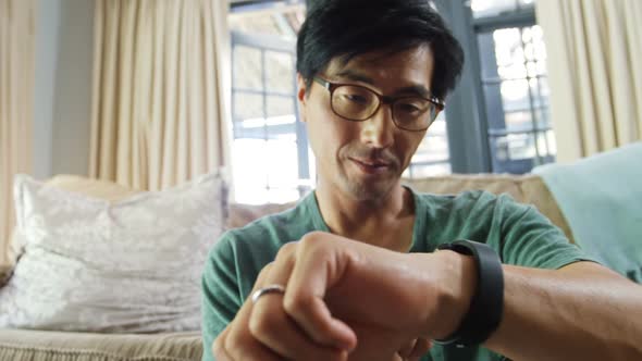 Man using smart watch in living room 4k