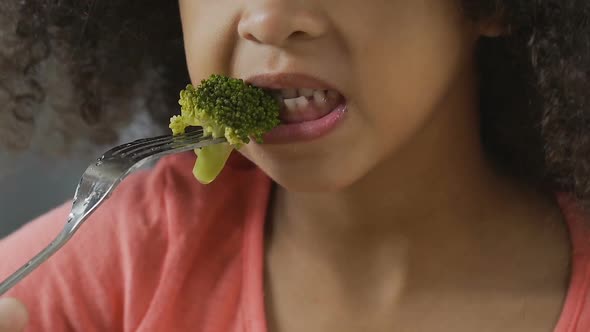 Young Girl Tries Broccoli and Hates It, Children Can't Stand Raw Vegetables