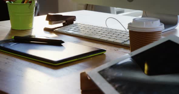 Digital tablet and graphic tablet on a desk