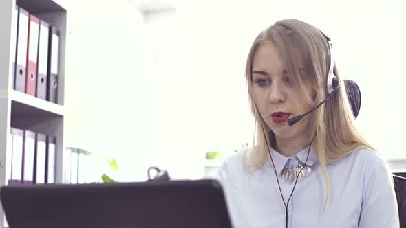 Operators of Support Customer Service - Call Center, Online Software with Technology Voice Over IP